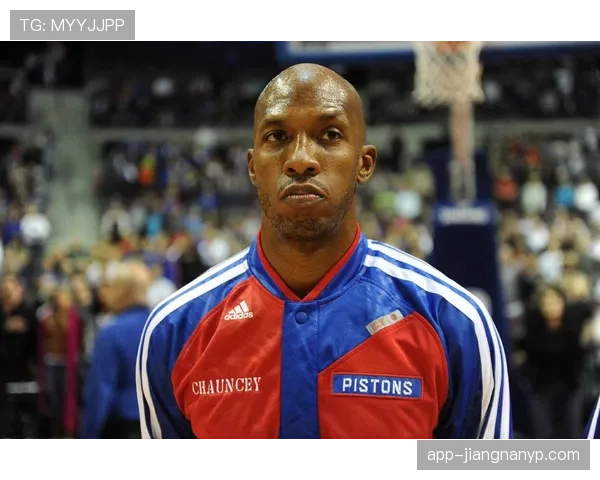 比卢普斯无球跑动牵制防线，改变对手防守布局