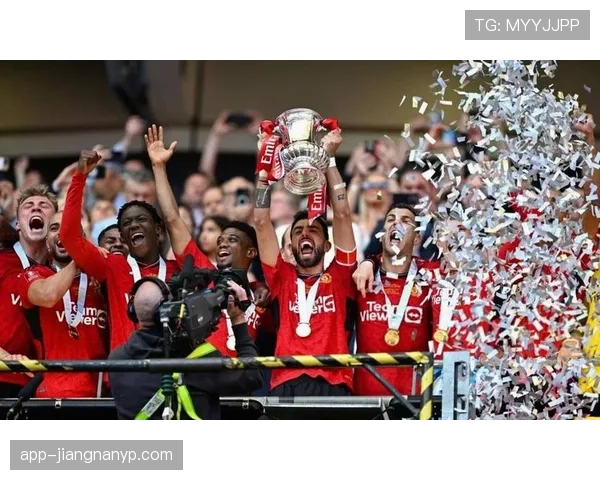 曼联砸重金引援却战绩持续下滑，引援策略问题逐步显现